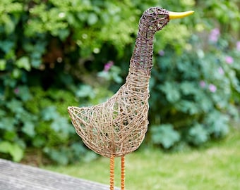 Handgemaakte Curious Duck Wire Tuinornament - Buitendecoratie - Metalen sculptuur - Tuinbeeld - Gerecycled metaal - Voor tuin - Tuinieren