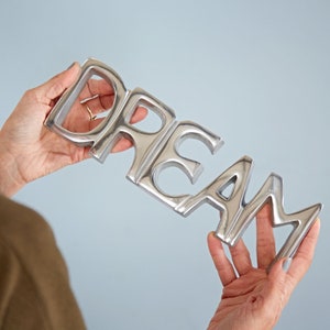 Letrero DREAM de metal reciclado - Letras de metal independientes - Letrero para estantería - Decoración para repisa de chimenea - Decoración de mesa - Decoración del hogar