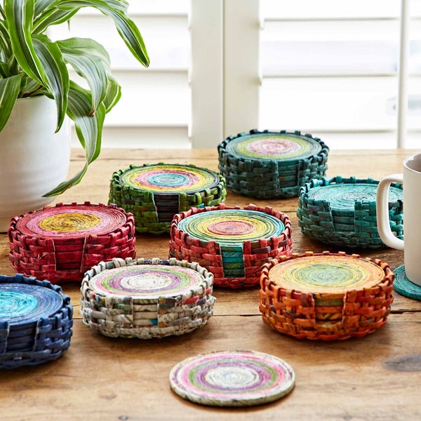 Ensemble de sous-verres de journaux recyclés de six - Sous-verres multicolores - Cadeaux durables - Tapis de boisson - Cadeau pour une nouvelle maison - Vaisselle - Cadeau fait à la main