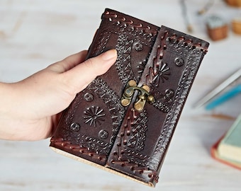 Diario de viaje de cuero repujado y con cierre hecho a mano: diario de viaje de papel reciclado