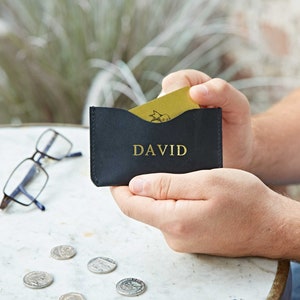 Gepersonaliseerde creditcardhouder van buffelleer - zwarte gerecycleerde leren reiskaarthouder - cadeau met monogram voor hem