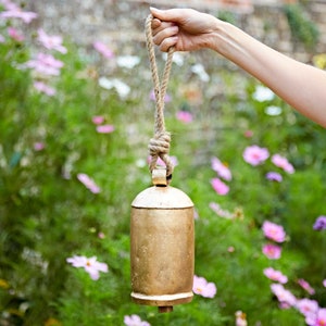 Kapani grote gouden ijzeren koebel - koebel voor tuin - decoratieve wanddecoratie - hangbel terras - woondecoratie - binnen- en buitendecoratie