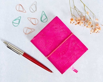 Mini carnet en cuir gaufré rose fabriqué à la main - Carnet de poche - Cadeau pour les écrivains - Carnet en papier recyclé - Cadeau coloré