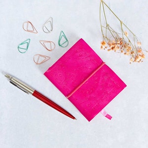 Mini taccuino in pelle goffrata rosa fatto a mano - Taccuino tascabile - Regalo per scrittori - Taccuino in carta riciclata - Regalo colorato