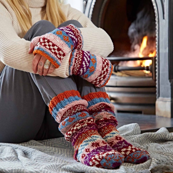 Ensemble de gants et chaussettes chauffe-mains en laine Fairisle - Gants en laine tricotés à la main et chaussettes pantoufles - Laine 100% équitable - Ensemble cadeau de Noël