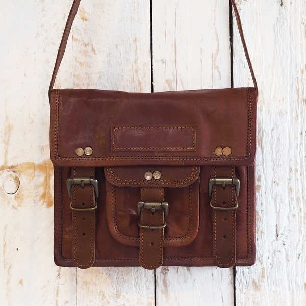 Petite sacoche en cuir marron personnalisée retravaillée de style vintage - sac à bandoulière - sac à main en cuir - bandoulière monogramme