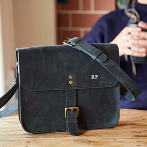 Sac à bandoulière personnalisé en cuir de buffle noir - Sac à main avec monogramme/initiale - Sac à bandoulière pour homme et femme - Alternative cartable