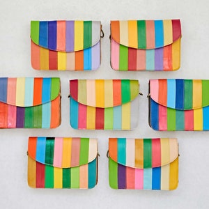 Sac en cuir recyclé multicolore à rayures arc-en-ciel Nargis - Sac à bandoulière coloré - Commerce équitable, fait main et respectueux de l'environnement