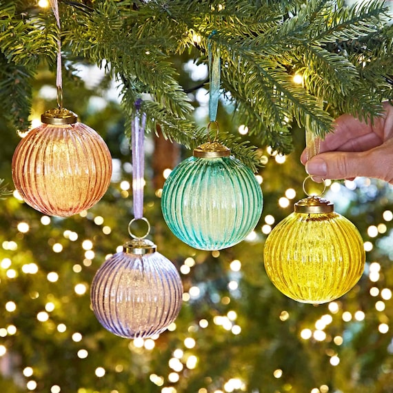 Farbige gerippte Weihnachtskugeln aus Recyclingglas: Fair-Trade-Urlaubsdekor