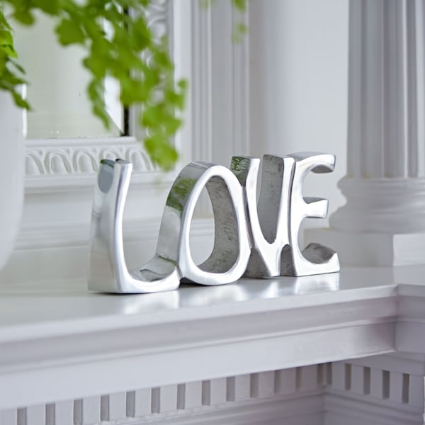 Gerecycled metalen LOVE Sign - vrijstaande metalen letters - plankteken - schoorsteenmantel decor - tafelblad decoratie - woondecoratie