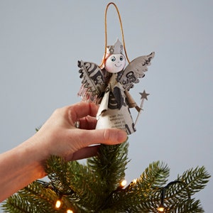 Decorazione a forma di angelo in giornale riciclato - Ornamento natalizio ecologico - Puntale per albero di Natale con angelo - Pallina di Natale angelica - Natale sostenibile