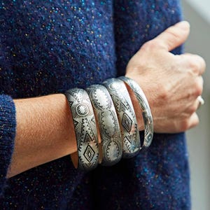 Silverfärgad graverad mässingsarmring - 5 designer - Bijouterie-smycken