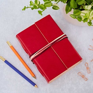 Diario in pelle rossa anticata a 3 fili - Quaderno rosso - Regalo per scrittori - Quaderno in carta riciclata - Regalo colorato - Fatto a mano