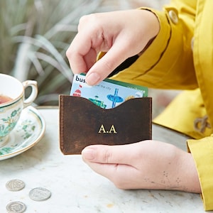 Porta-cartão de crédito personalizado em couro de búfalo - Porta-cartão de viagem - Presente com monograma - Carteira com porta-dinheiro - Presente de dia dos namorados para ele