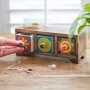 Cómoda de cerámica multicolor de 3 cajones pintada a mano: almacenamiento multifuncional para baratijas, especias, tés, hierbas secas, joyas o artículos de mercería.
