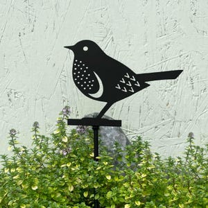 Handgemachter Robin Gartenstecker aus recyceltem Metall - Umweltfreundliche Vogelsilhouette für Gartendekoration