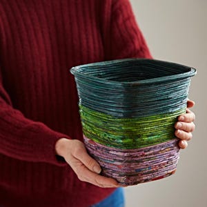Papelera hecha con periódicos reciclados: decoración ecológica para la oficina. DrkGreen/Green/Lilac
