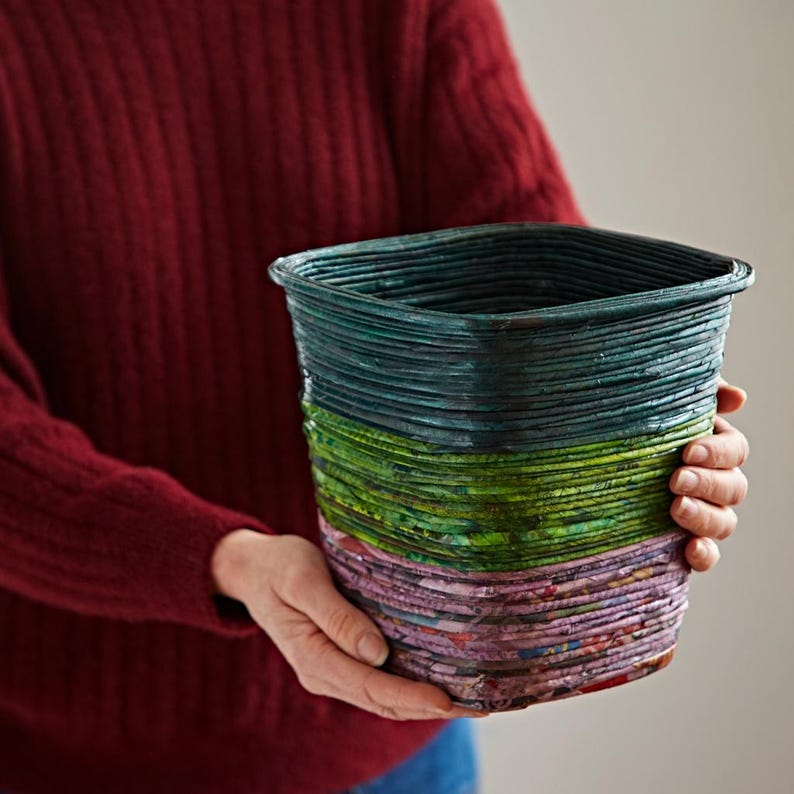 Papelera hecha con periódicos reciclados: decoración ecológica para la oficina. DrkGreen/Green/Lilac
