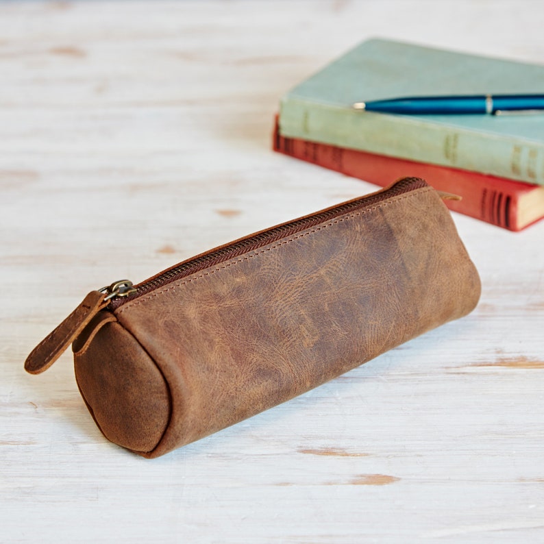 Trousse ronde personnalisée en cuir de buffle Pochette à fermeture éclair personnalisée Trousse à cosmétiques Pochette à crayons Cadeau pour artistes Rentrée des classes image 5