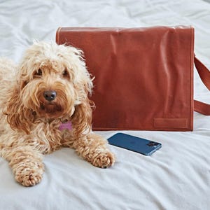 Überarbeitete nicht personalisierte Große Braune Leder Umhängetasche - Crossbody Handtasche - Recyceltes Leder Laptoptasche - Große Umhängetasche