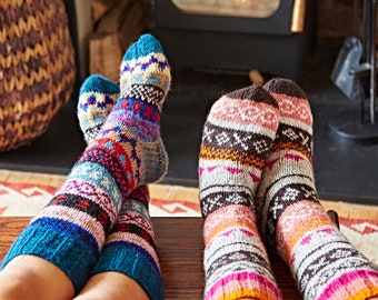 Calcetines de lana a rayas Fairisle tejidos a mano de comercio justo - Múltiples colores - Calcetines de zapatillas de lana nórdica de punto - 2 tamaños - 100% lana