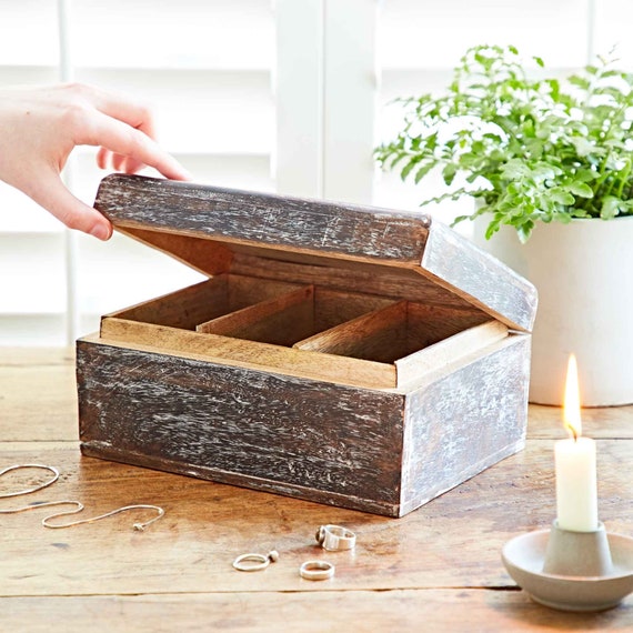 Boîte à bijoux en bois de rose faite à la main avec gravure arbre