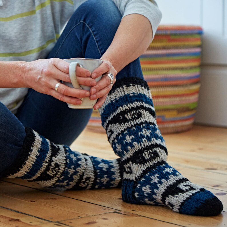 Calcetines de lana a rayas Scandi tejidos a mano de comercio justo Múltiples colores Calcetines tipo zapatilla de lana de punto 2 tamaños 100% lana Dark Blue