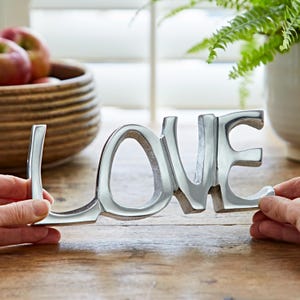 Letrero LOVE de metal reciclado - Letras de metal independientes - Letrero para estante - Decoración para repisa de chimenea - Decoración de mesa - Decoración del hogar