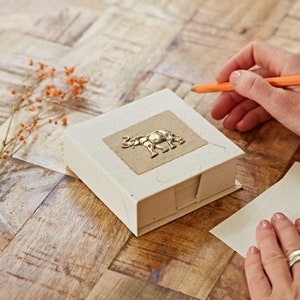 Elephant Dung Notizhalter - Fair Trade Notizpapier - Briefpapier - Recyceltes und Umweltfreundliches Papier - Skurriles und ungewöhnliches Geschenk