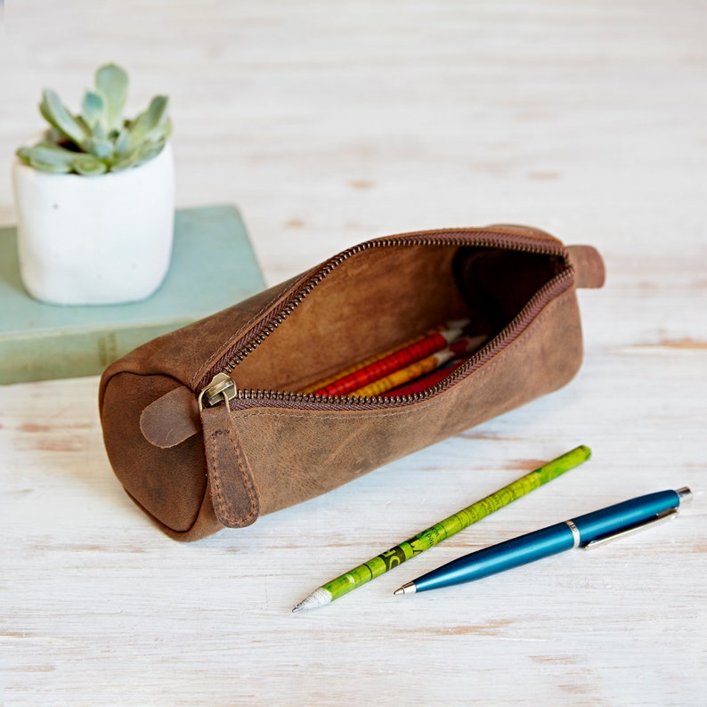 Trousse ronde personnalisée en cuir de buffle Pochette à fermeture éclair personnalisée Trousse à cosmétiques Pochette à crayons Cadeau pour artistes Rentrée des classes image 6