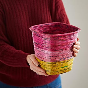 Papelera hecha con periódicos reciclados: decoración ecológica para la oficina. Red/Pink/Yellow