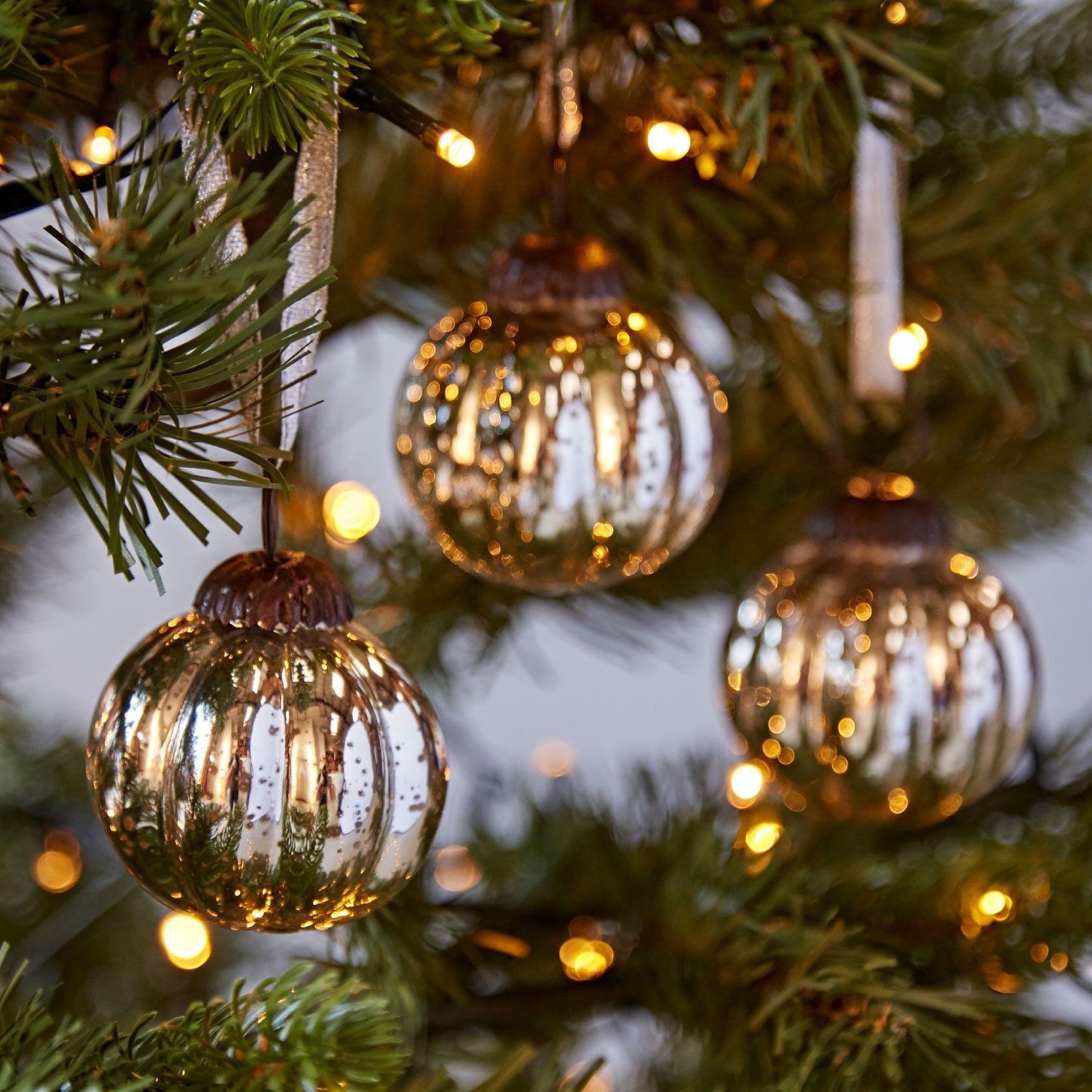 Boule De Noël Ancienne En Verre Soufflé à La Main - Décor églomisé Sapin - Très Bel état