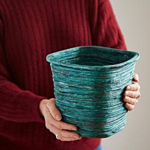 Papelera hecha con periódicos reciclados: decoración ecológica para la oficina. Teal