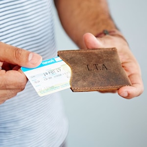Gepersonaliseerde buffelleer reiskaarthouder - kaartportemonnee - reiskaartetui - gepersonaliseerde kaartetui - monogramcadeau - aangepaste kaarthoes