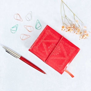 Mini quaderno in pelle goffrata rossa fatto a mano - Quaderno tascabile - Regalo per scrittori - Quaderno in carta riciclata - Regalo colorato