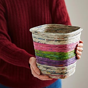 Papelera hecha con periódicos reciclados: decoración ecológica para la oficina. Natural/Pnk/Grn/Purp