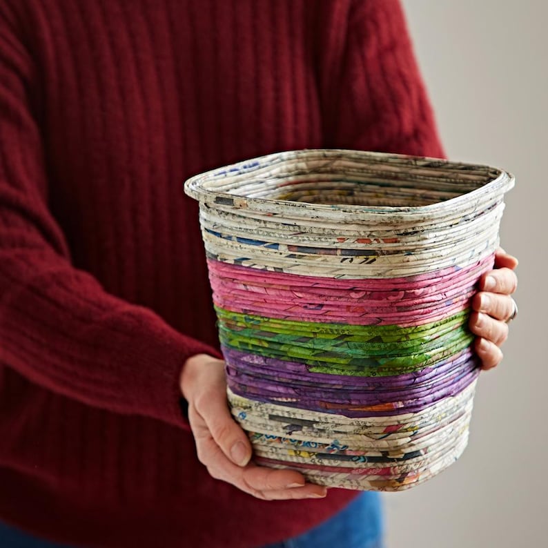 Papelera hecha con periódicos reciclados: decoración ecológica para la oficina. Natural/Pnk/Grn/Purp
