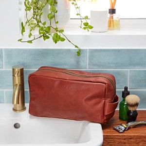 Personalised Leather Wash Bag - Men&#39;s Leather Toiletry Bag - Custom Groomsmen Gift - Leather Washbag - Wedding Gift - Travel Wash Bag