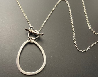 Modern glasses chain with toggle fastening at the front