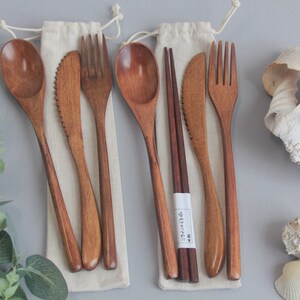 Eco Friendly cutlery set made from wooden bamboo. Set come with either 3 or 4 pieces and come in a cloth bag with a drawstring. Photo details both sets surrounded with green leaves and shells