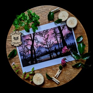 Montaña lejana • Impresión artística tamaño A5 sobre cartulina reciclada (ilustración, montañas, atardecer, gouache, pintura, paisaje, calma, bosque)