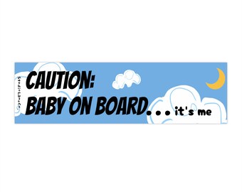 Peut inclure: Autocollant de voiture bleu et blanc avec le texte "ATTENTION : BÉBÉ À BORD... c'est moi" avec une lune croissante jaune et des nuages blancs.