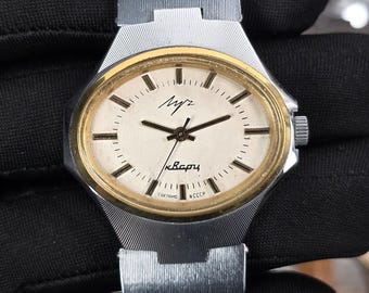 Luch Quartz Oval USSR Wristwatch caliber 1956 SU Soviet Union watch Луч Кварц 1970s