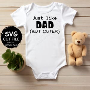 Genau wie Papa aber niedlicher SVG geschnitten Datei für Baby-shirt Niedliches Baby-Geschenk lustiges Baby-Shirt SVG Baby-Dusche-Geschenk Geschlecht offenbaren Geschenk Willkommen Baby SVG