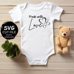 Made with Love SVG für Baby-Shirt süßes Baby-Geschenk Baby-Shirt Baby-Dusche-Geschenk geschlechtsneutrales Geschenk Willkommensgeschenk Baby-Ankündigung