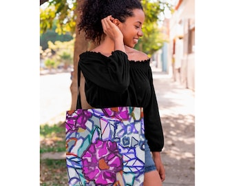 Könnte beinhalten: Eine Tragetasche mit einem farbenfrohen abstrakten Blumendruck in Rosa, Lila, Blau und Grün. Die Tasche hat einen weißen Hintergrund und ist aus Canvas.