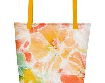 Könnte beinhalten: Eine weiße Canvas-Tragetasche mit gelben Henkeln und einem Blumendruck. Der Druck zeigt große, abstrakte Blumen in Orange-, Rosa- und Grüntönen.