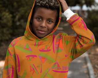 Könnte beinhalten: Ein junger Mensch trägt einen leuchtend orangen Hoodie mit einem bunten geometrischen Muster aus Segelbooten. Der Hoodie hat eine Kapuze mit Kordelzug und eine Kängurutasche.