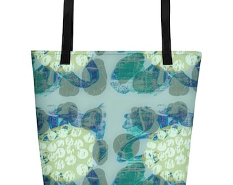 Könnte beinhalten: Eine blaue und grüne Einkaufstasche mit geometrischem Muster. Die Tasche hat schwarze Henkel.