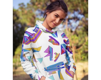 Könnte beinhalten: Weißer Hoodie mit einem bunten Muster aus Comic-Booten. Die Boote sind in verschiedenen Blautönen, Lila, Gelb und Orange.